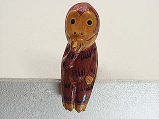 バリ島木彫り置物・木彫り動物「いっぷくおさる　赤1」