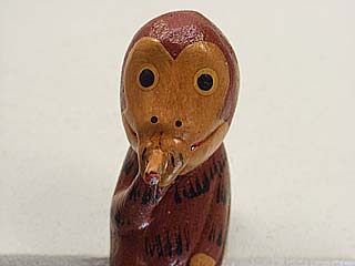 バリ島木彫り置物・木彫り動物「いっぷくおさる　赤2」